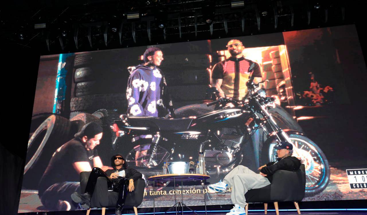 Los artistas salieron faltando un cuarto para las 7:00 p.m. al escenario, para conversar previo al lanzamiento del álbum. /FOTO: ESNEYDER GUTIÉRREZ