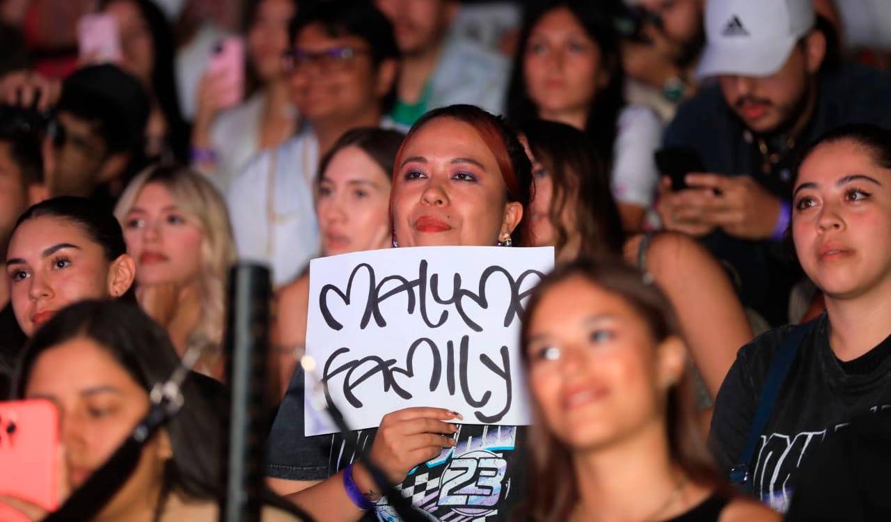 $!Al final del evento, Maluma se acercó a sus fans para celebrar con ellos el lanzamiento del álbum. /FOTO: ESNEYDER GUTIÉRREZ