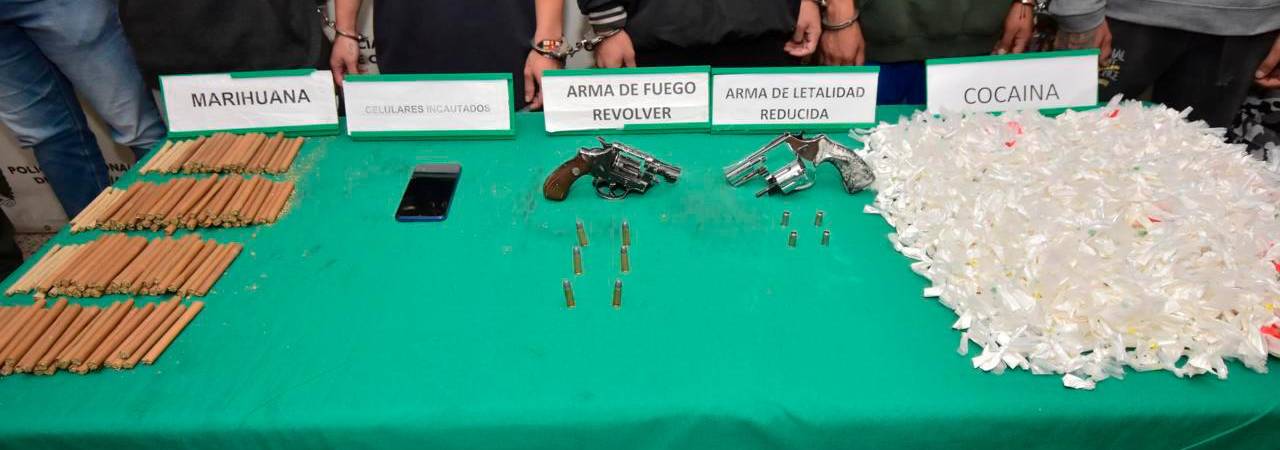 La droga, las armas y el celular incautados. /FOTO: CORTESÍA - ALCALDÍA DE ITAGÜÍ