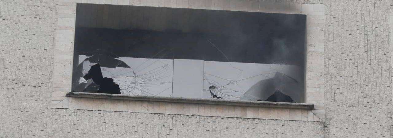 El humo salía por las ventanas del noveno piso. /FOTO: JAIME PÉREZ MUNÉVAR