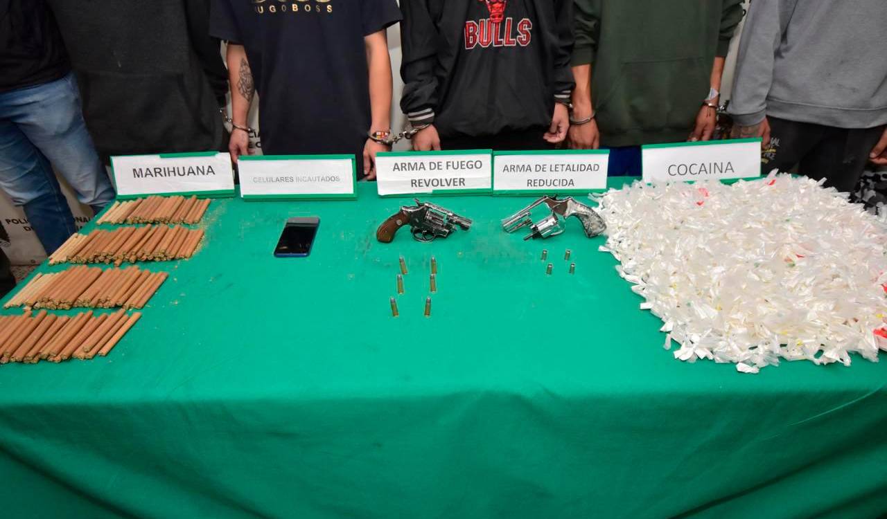 La droga, las armas y el celular incautados. /FOTO: CORTESÍA - ALCALDÍA DE ITAGÜÍ