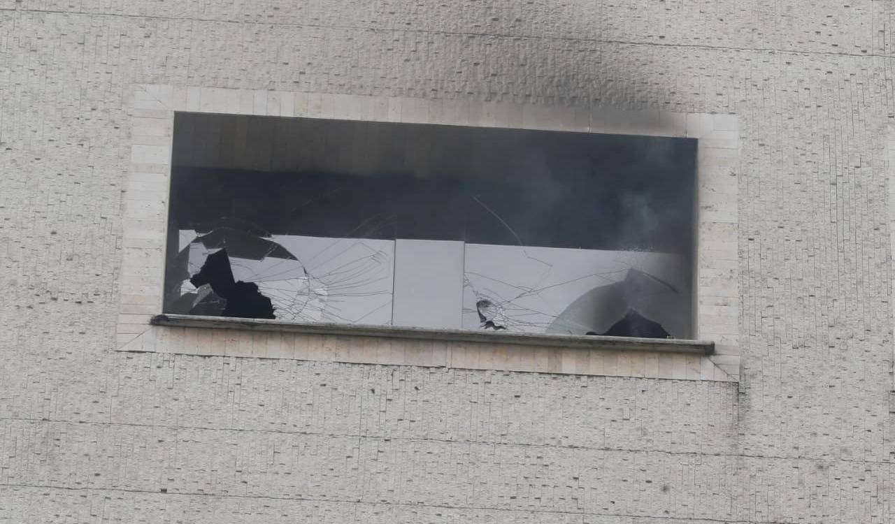 El humo salía por las ventanas del noveno piso. /FOTO: JAIME PÉREZ MUNÉVAR