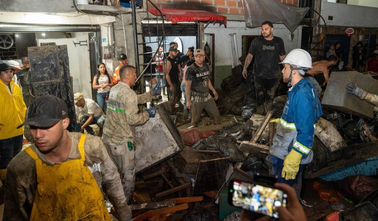 Estragos que dejó ayer la quebrada La Iguaná. FOTO: ALCALDÍA DE MEDELLÍN