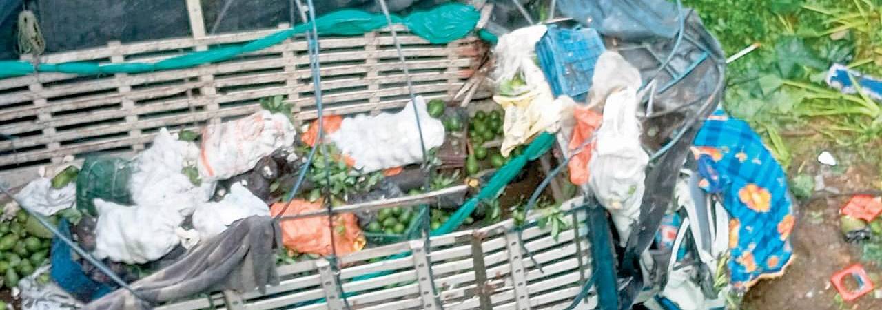 Así quedó el camión de Ómar Cardona luego del aparotoso accidente en el puente del río Samaná. / FOTO: CORTESÍA