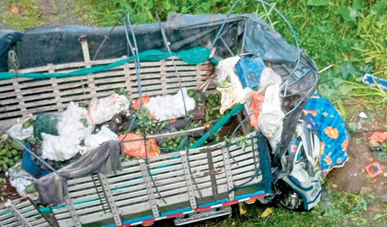 Así quedó el camión de Ómar Cardona luego del aparotoso accidente en el puente del río Samaná. <b><span class=mln_small-caps_mln>/ FOTO: CORTESÍA</span></b>