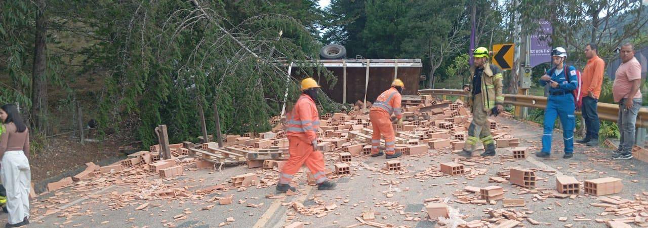 Accidente en variante Palmas: camión volcado y vía cerrada, ¡atención!