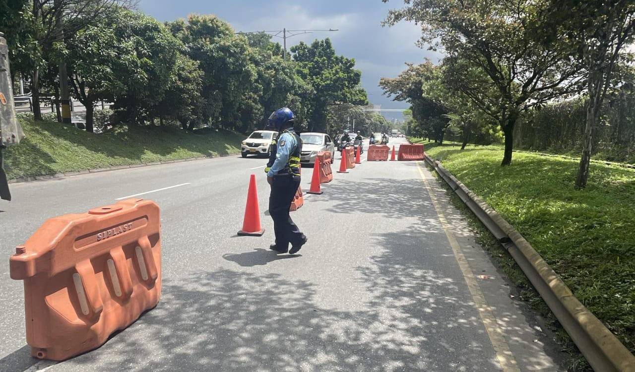 Cierre del carril izquierdo de la avenida Regional, entre las calles 4 Sur y 5 Sur. <b><span class=mln_small-caps_mln>/ FOTO: ALCALDÍA DE MEDELLÍN</span></b>