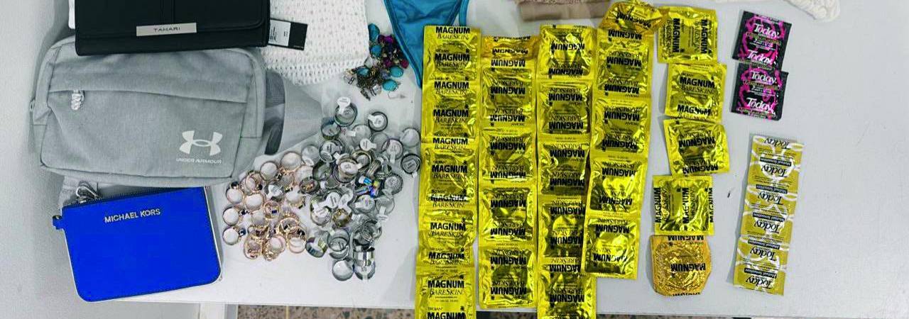 Algunos de los objetos que han encontrado los agentes migratorios durante la revisión del equipaje de un turista inadmitido. FOTO: MIGRACIÓN COLOMBIA