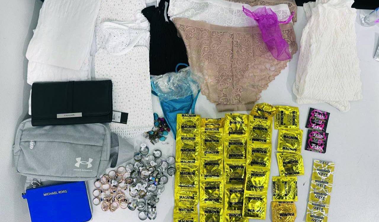 Algunos de los objetos que han encontrado los agentes migratorios durante la revisión del equipaje de un turista inadmitido. FOTO: MIGRACIÓN COLOMBIA