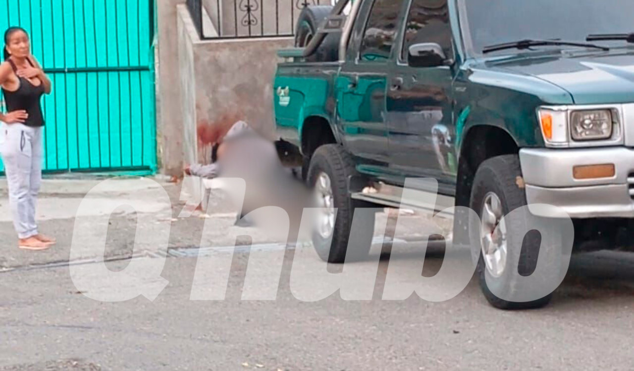 Ricardo José Acevedo Millán quedó tendido en una acera, detrás de un carro. /FOTO: CORTESÍA