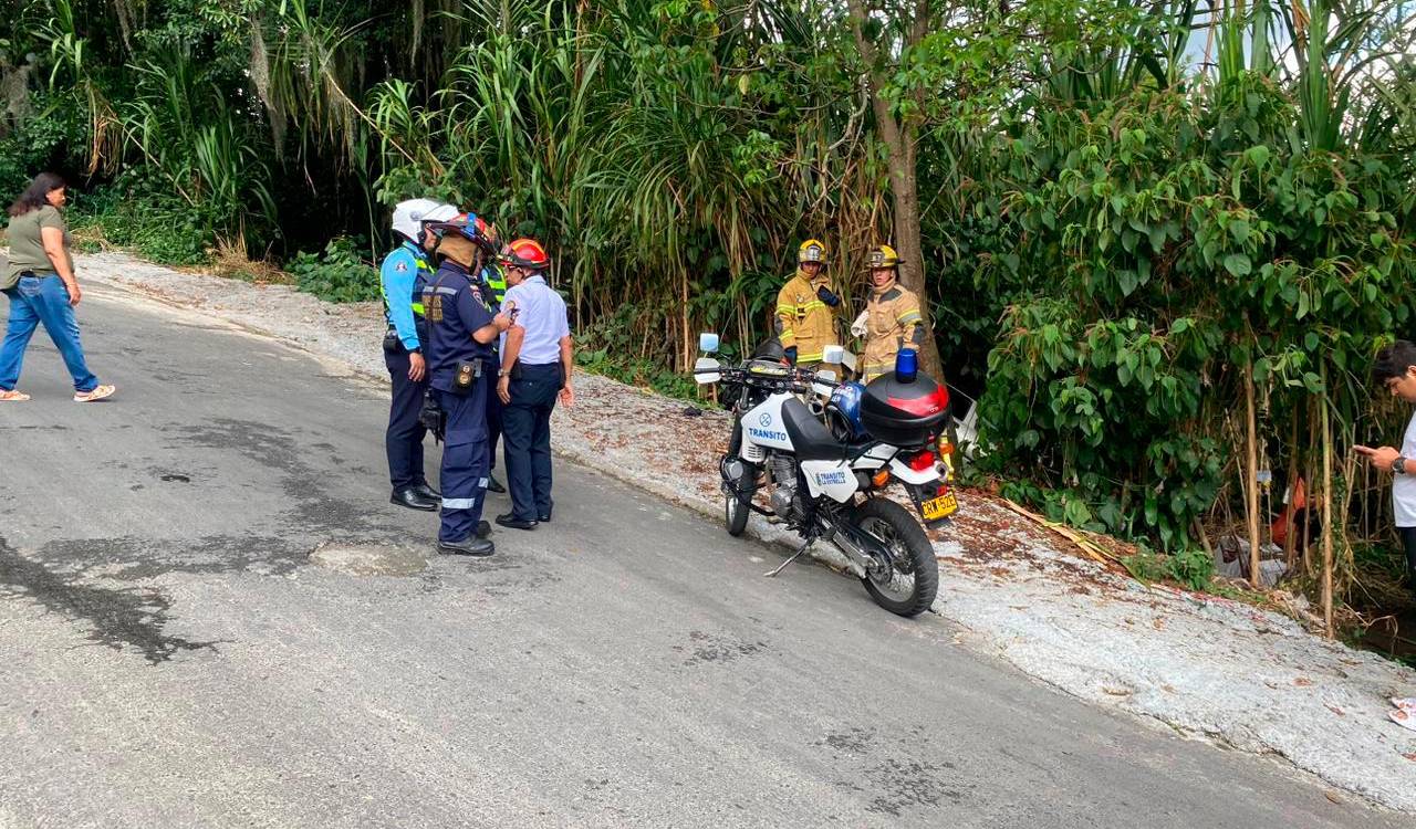 EN IMÁGENES: ¡Qué susto! Carro se volcó sobre un abismo en La Estrella