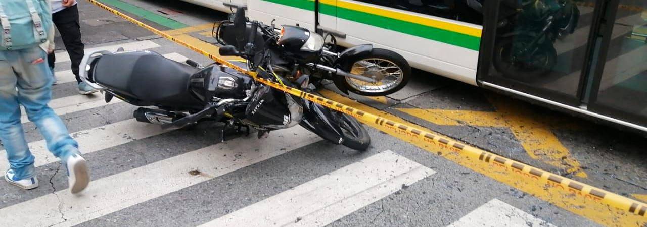 Las 2 motos involucradas quedaron en el piso. /FOTO: CORTESÍA 