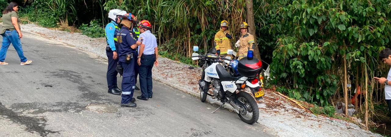 EN IMÁGENES: ¡Qué susto! Carro se volcó sobre un abismo en La Estrella 