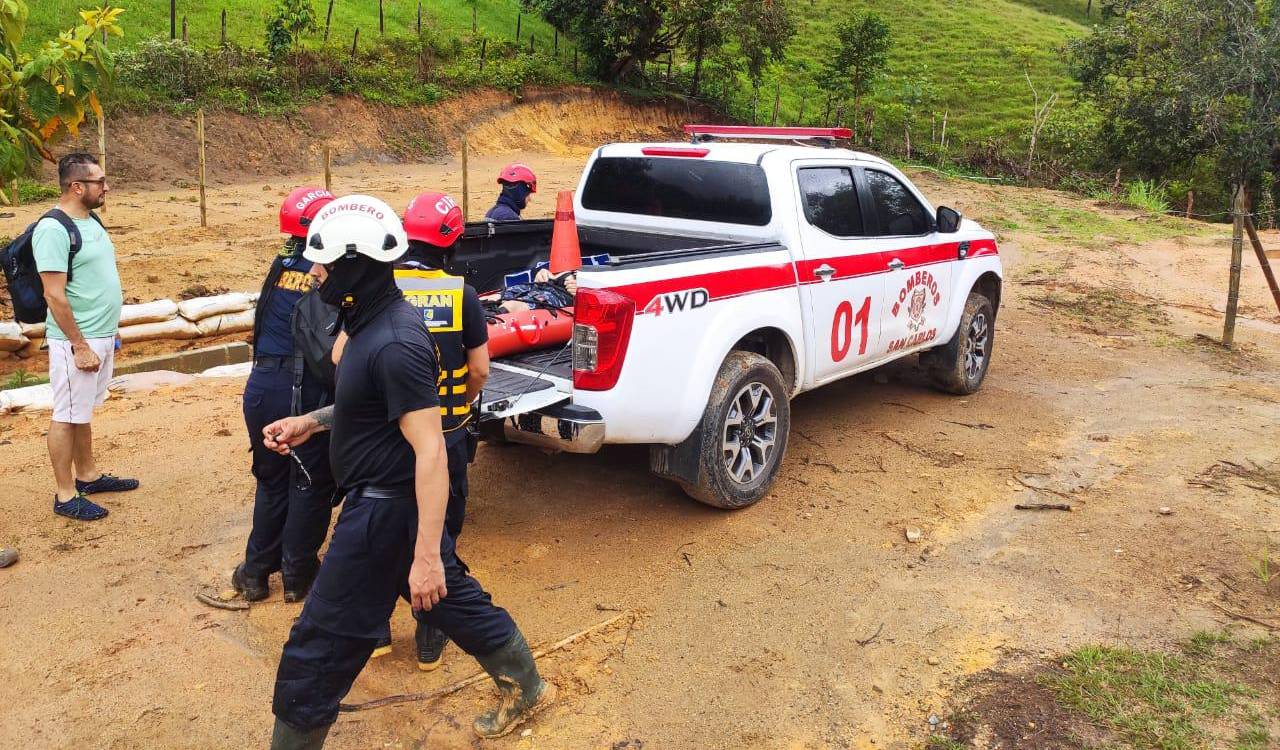El cuerpo de bomberos de San Carlos se encargó de la emergencia. <b><span class=mln_small-caps_mln>/ FOTO: BOMBEROS SAN CARLOS</span></b>
