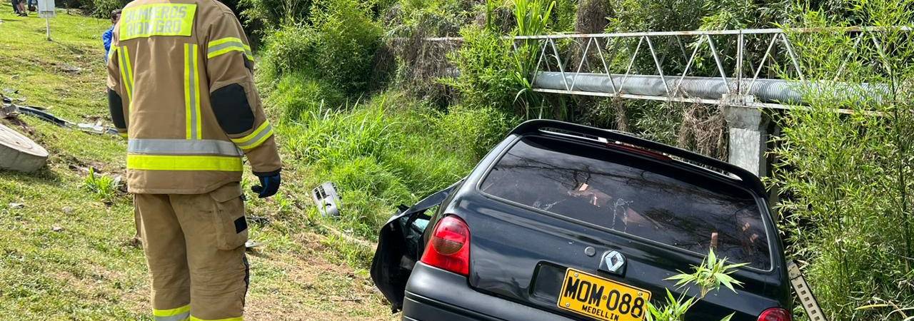 El vehículo donde perdió la vida el conductor. / FOTO: BOMBEROS RIONEGRO