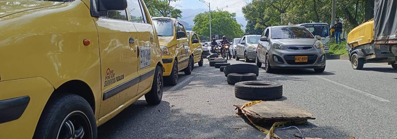 Con llantas, citas y ramas delimitaron los sectores de los plantones. / FOTO: CRISTIAN VÁSQUEZ