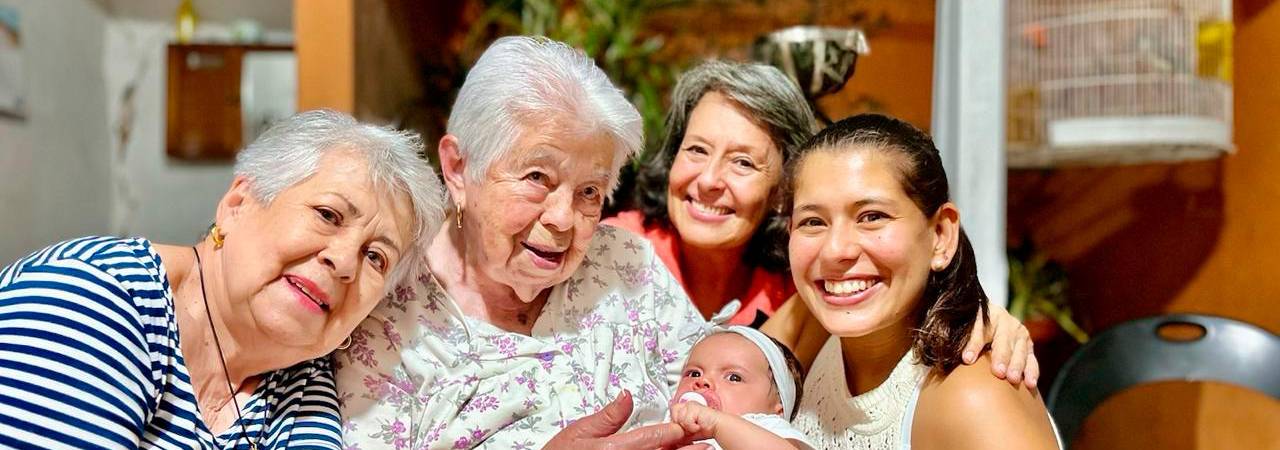 Hace poco, Rosita cargó a su tataranieta Antonia por primera vez. /FOTO: CORTESÍA