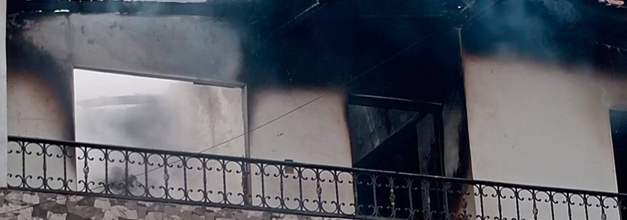 EN FOTOS: ¡Ayudemos! Familia en la comuna 13 lo perdió todo en un incendio: lucha por reconstruir su hogar