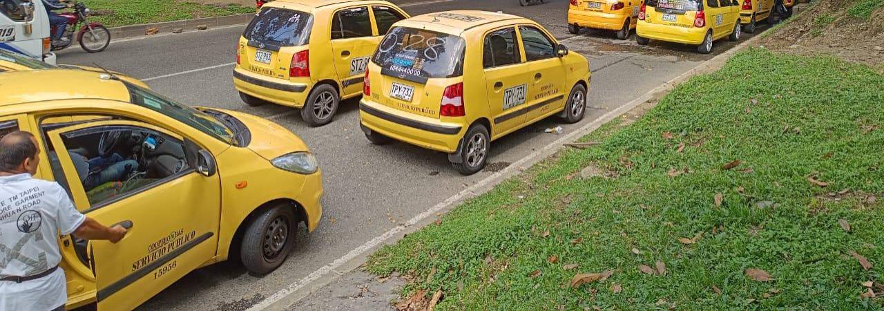 Algunos taxistas hicieron plantón en un sector de la avenida Regional. / FOTO: CRISTIAN VÁSQUEZ