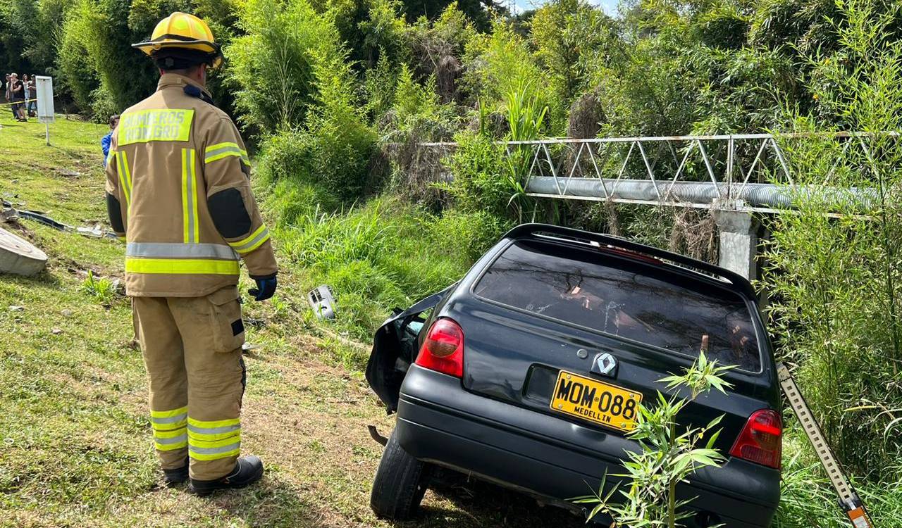El vehículo donde perdió la vida el conductor. <b><span class=mln_small-caps_mln>/ FOTO: BOMBEROS RIONEGRO</span></b>