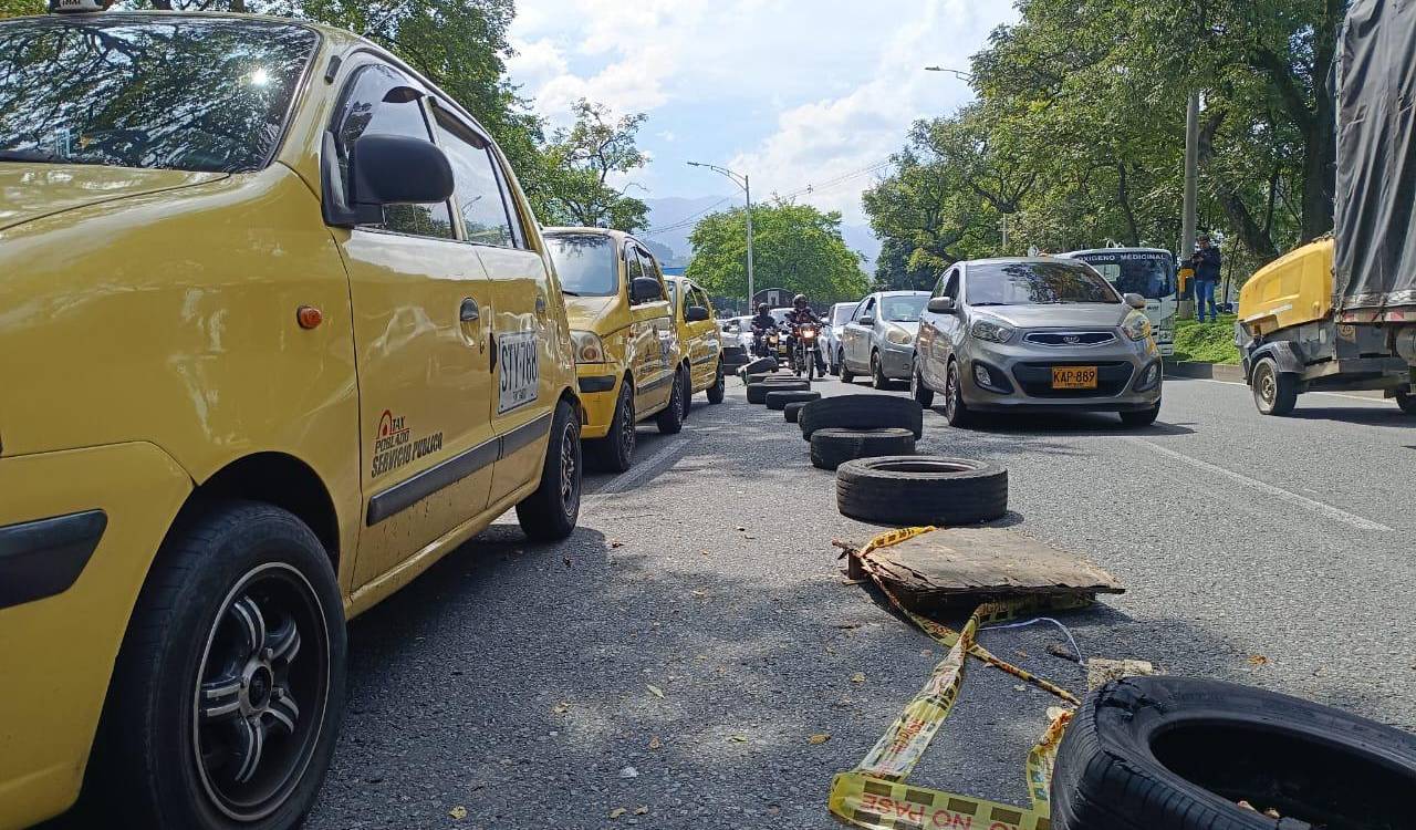 Con llantas, citas y ramas delimitaron los sectores de los plantones. <b><span class=mln_small-caps_mln>/ FOTO: CRISTIAN VÁSQUEZ</span></b>