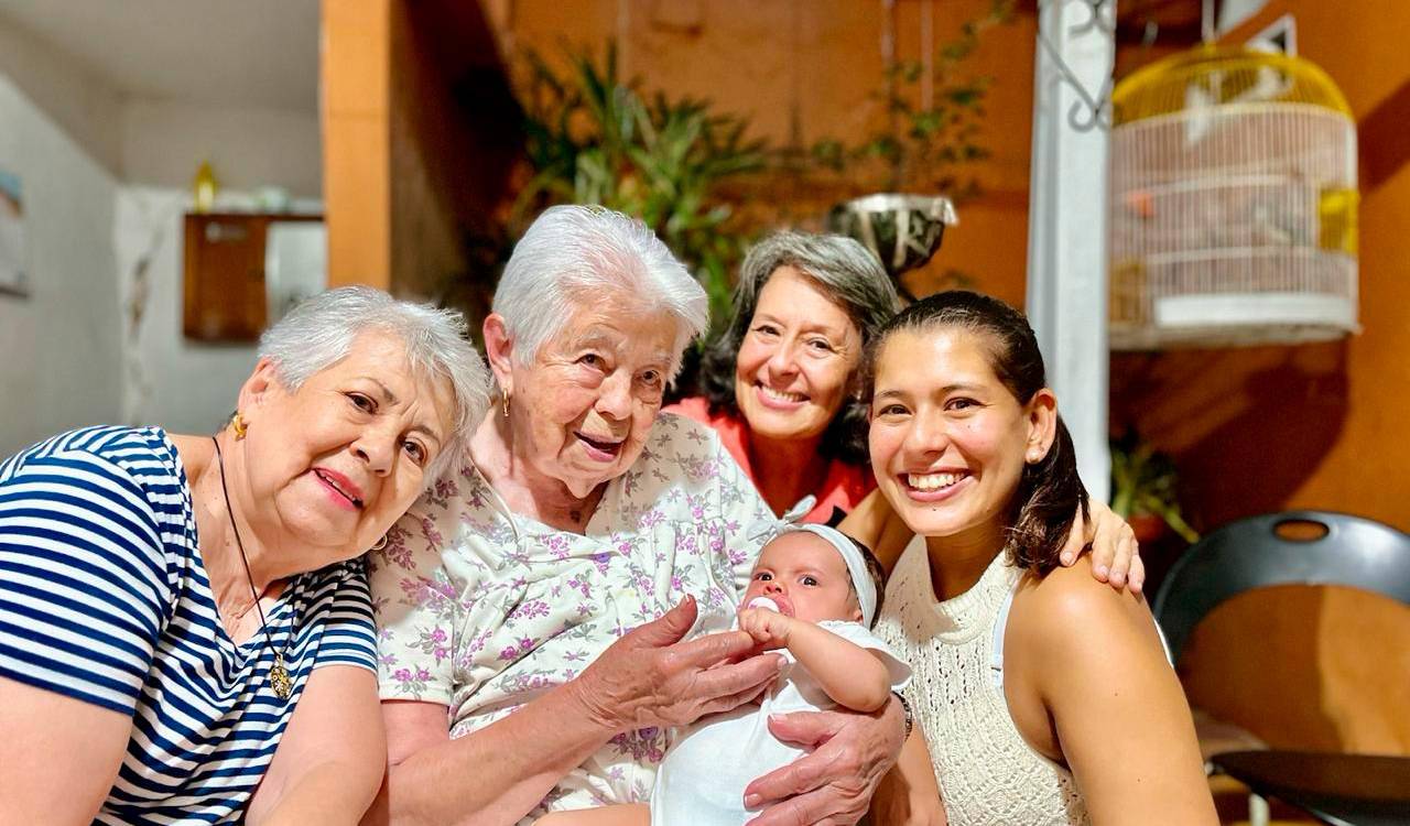 Hace poco, Rosita cargó a su tataranieta Antonia por primera vez. /FOTO: CORTESÍA