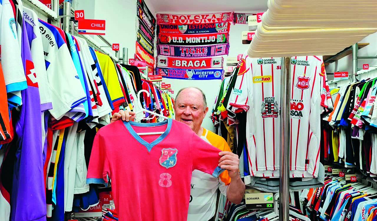 8538 camisetas fueron las que Gustavo presentó a los Récord Guinness y las puede ver en su cuenta de <a rel=nofollow noopener noreferrer href=https://www.facebook.com/profile.php?id=100057287267045 target=_blank>Facebook</a>. FOTO: JAIME PÉREZ