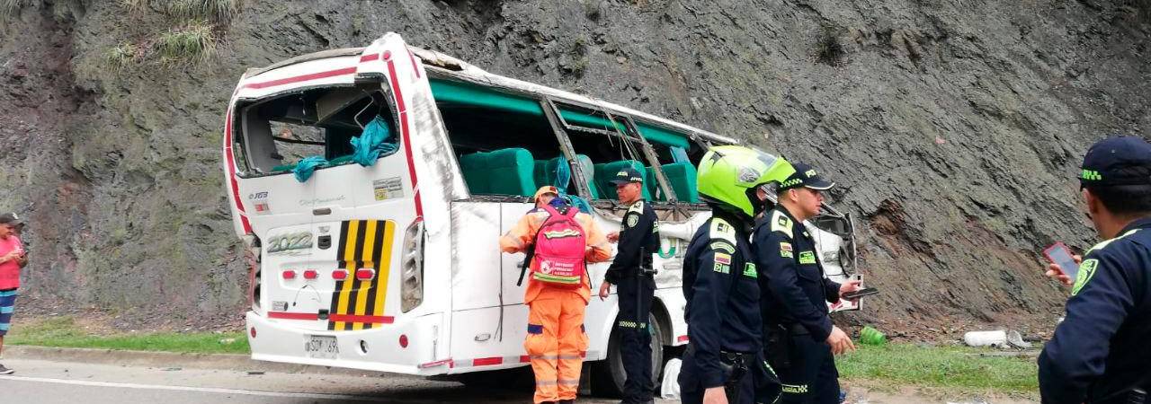 Así quedó el bus estrellado en plena curva. /FOTO: CORTESÍA 