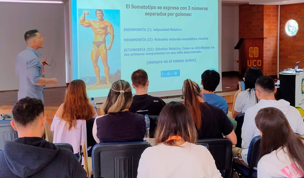 Joel es uno de los encargados de capacitar en cineantropometría al personal de la salud. / FOTO: CORTESÍA