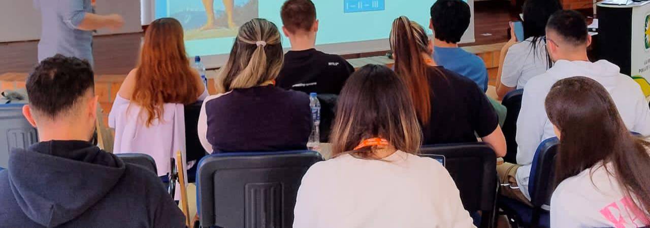 Joel es uno de los encargados de capacitar en cineantropometría al personal de la salud. / FOTO: CORTESÍA