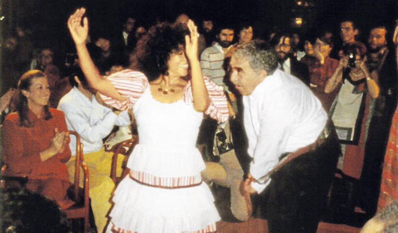 Totó bailando con el escritor colombiano Gabriel García Marquez, a quien acompañó a a recibir el Premio Nobel de Literatura en Suecia, en diciembre de 1982. FOTO: REDES SOCIALES