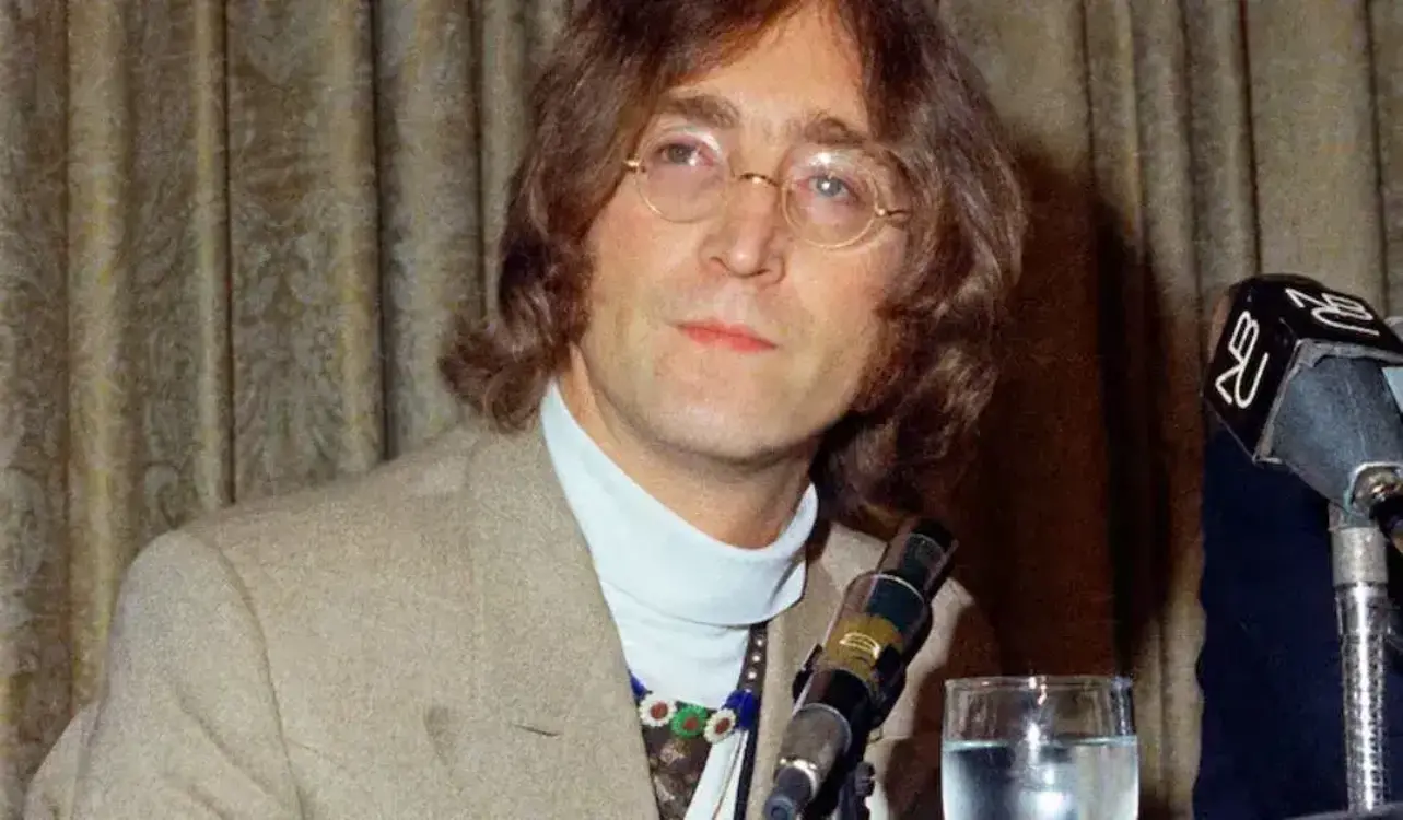 <i><b><span class=mln_small-caps_mln>La vida de J</span></b></i><b><span class=mln_small-caps_mln>ohn Lennon fue arrebatada el 8 de diciembre de 1980. </span></b><b><span class=mln_small-caps_mln>/ FOTO: X @LANACION</span></b>
