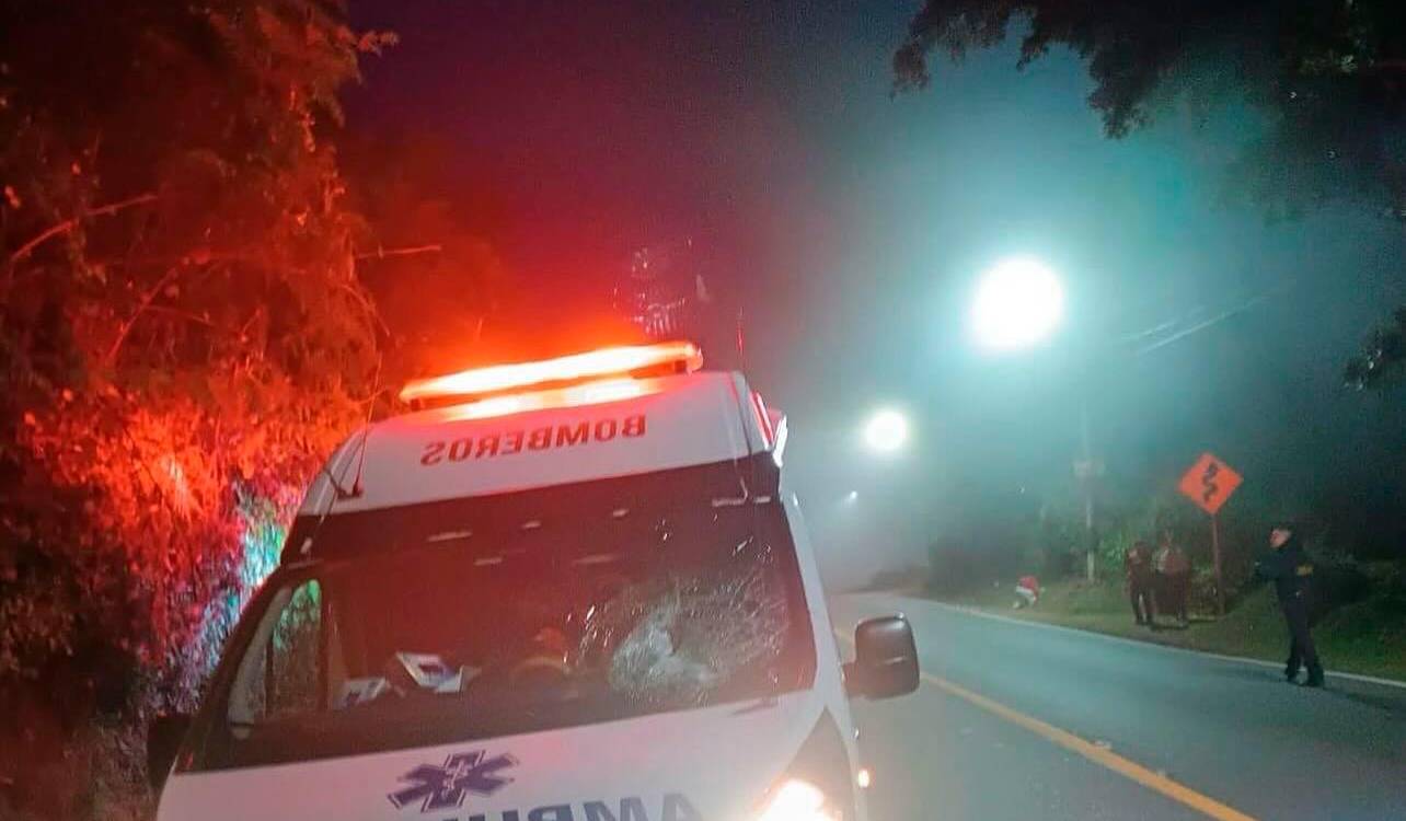 ¡Qué tal esto! Bomberos fueron a atender un accidente y les atacaron la ambulancia con una piedra