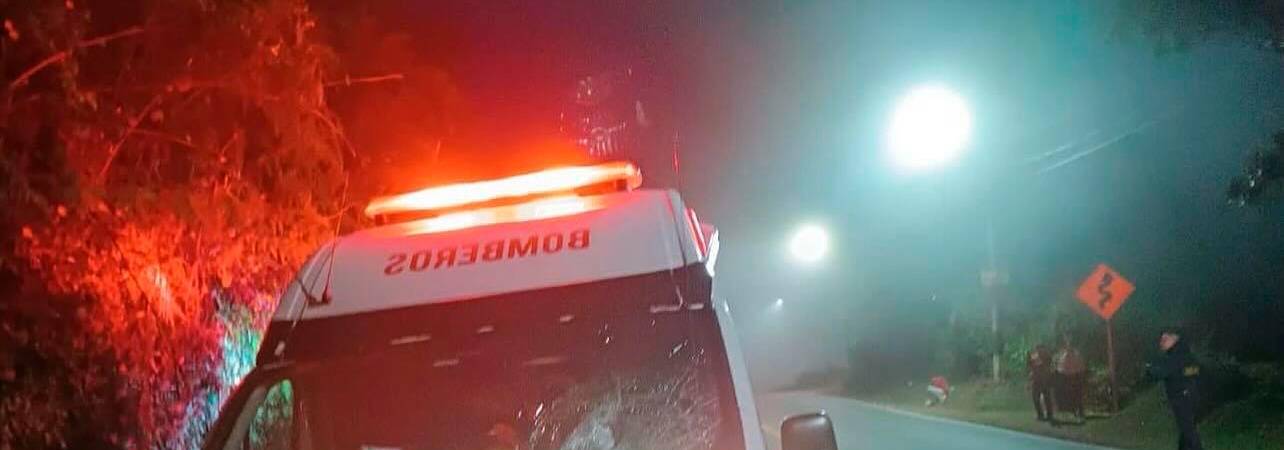¡Qué tal esto! Bomberos fueron a atender un accidente y les atacaron la ambulancia con una piedra