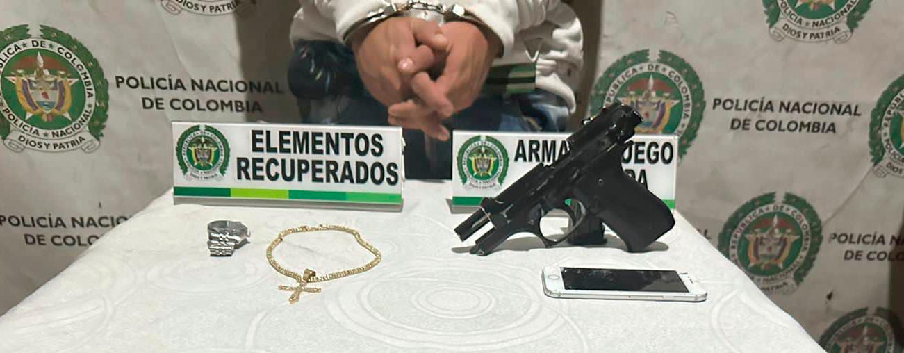 $!La cadena y el reloj recuperados y el arma incautada. /FOTO: POLICÍA NACIONAL
