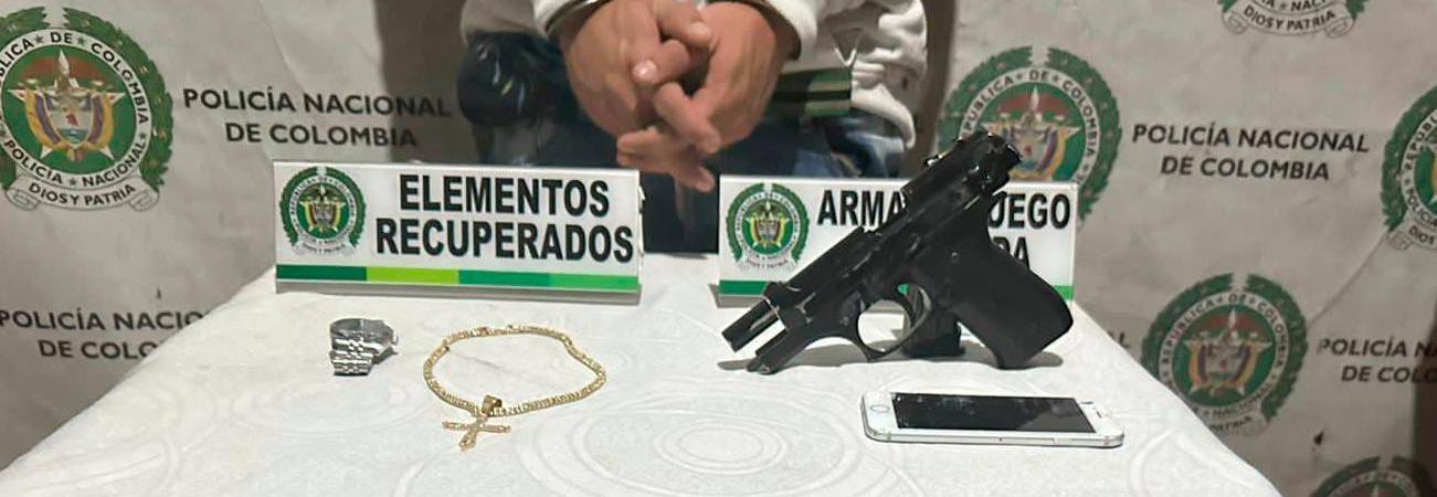 La cadena y el reloj recuperados y el arma incautada. /FOTO: POLICÍA NACIONAL