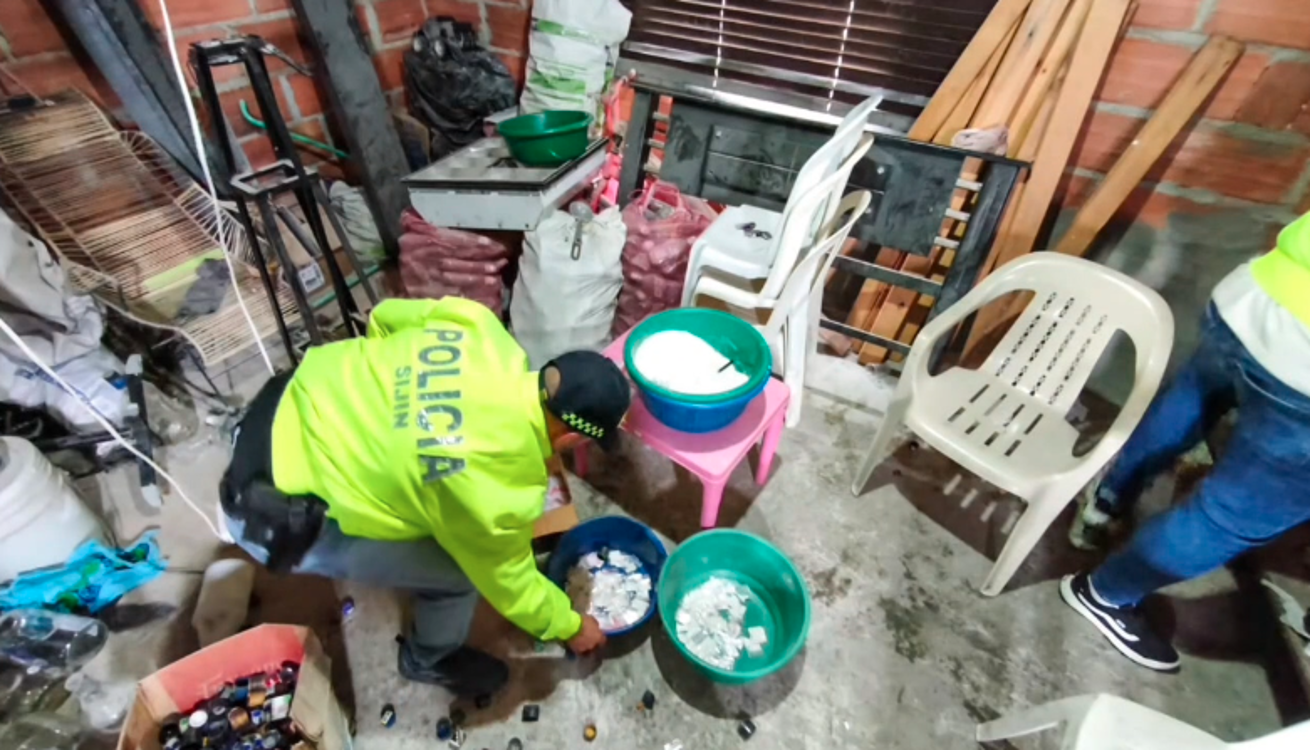 Elementos hallados en vivienda del sector La Francia. FOTO: POLICÍA METROPOLITANA VALLE DE ABURRÁ