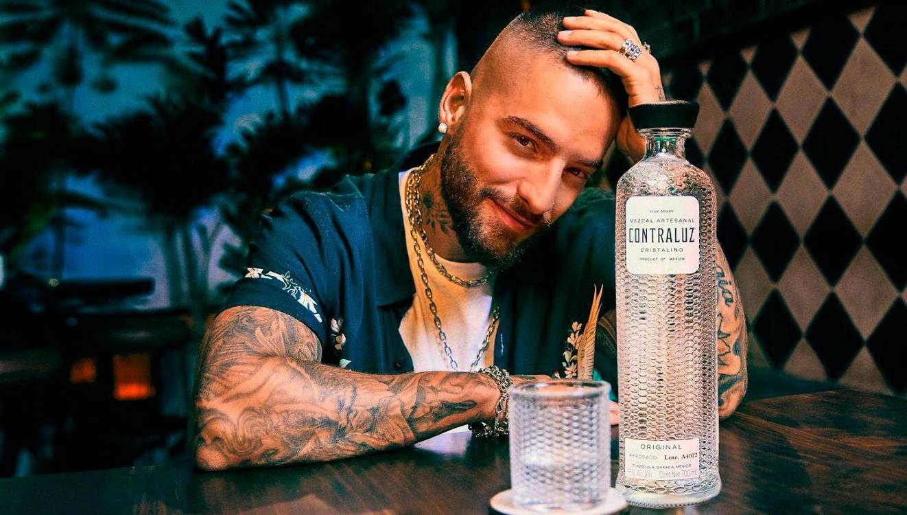 El artista urbano Maluma también tiene su propio licor: el mezcal Contraluz. <b><span class=mln_small-caps_mln>/ FOTO: TOMADA DE LA WEB</span></b>