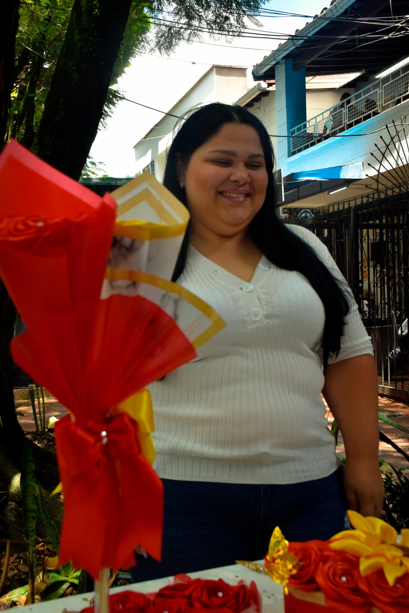 #MujeresResilientes Las rosas que elabora Rosányelis son eternas