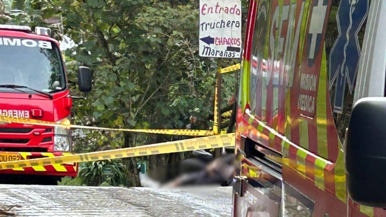 El hombre cayó muerto a un costado de la vía. FOTO: CORTESÍA JOSÉ VALDÉS