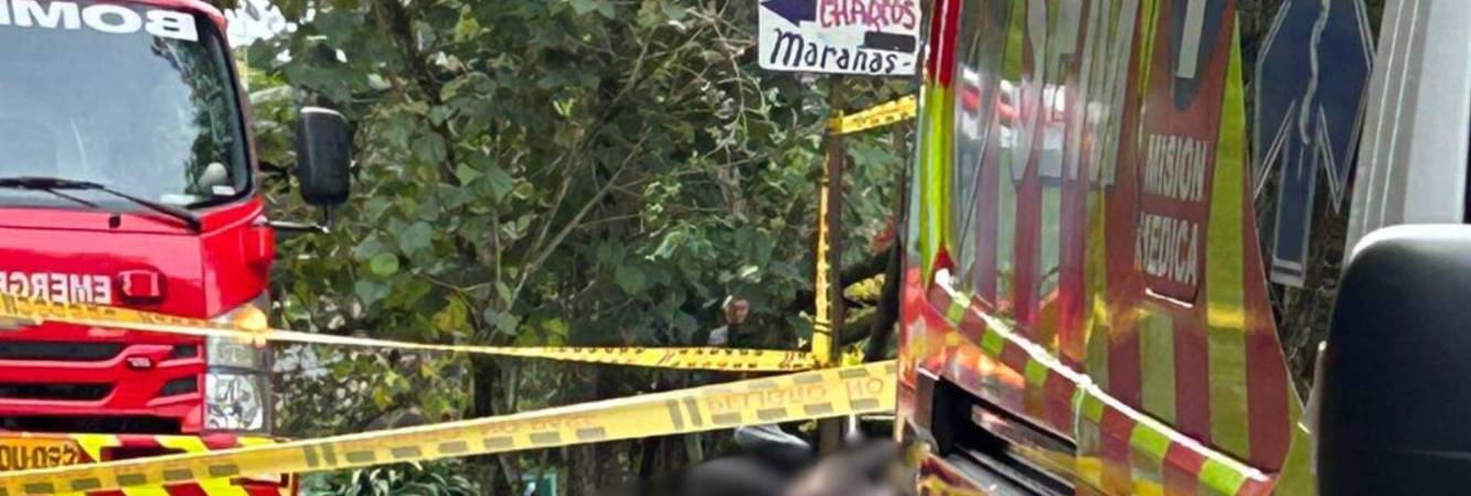 El hombre cayó muerto a un costado de la vía. FOTO: CORTESÍA JOSÉ VALDÉS