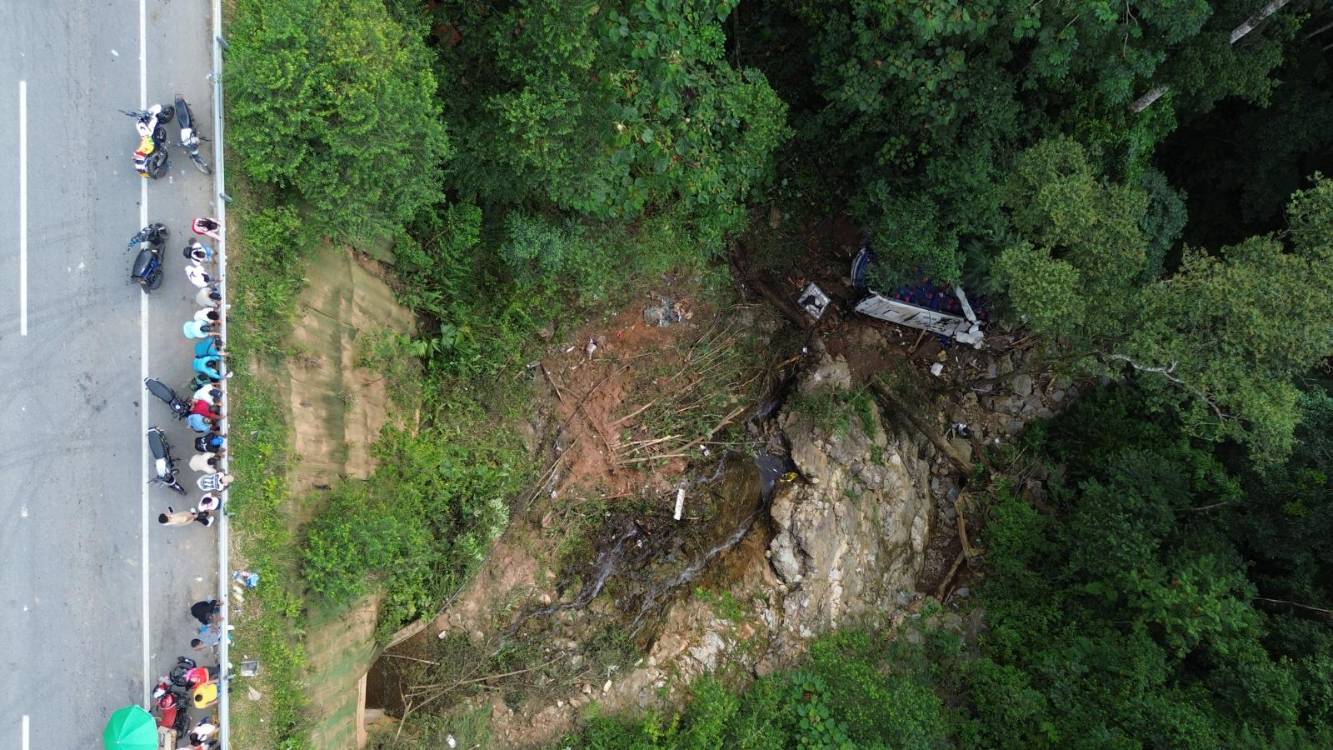 Fotografía aérea del accidente de bus donde viajaban estudiantes del Liceo Antioqueño. FOTO: MANUEL SALDARRIAGA QUINTERO
