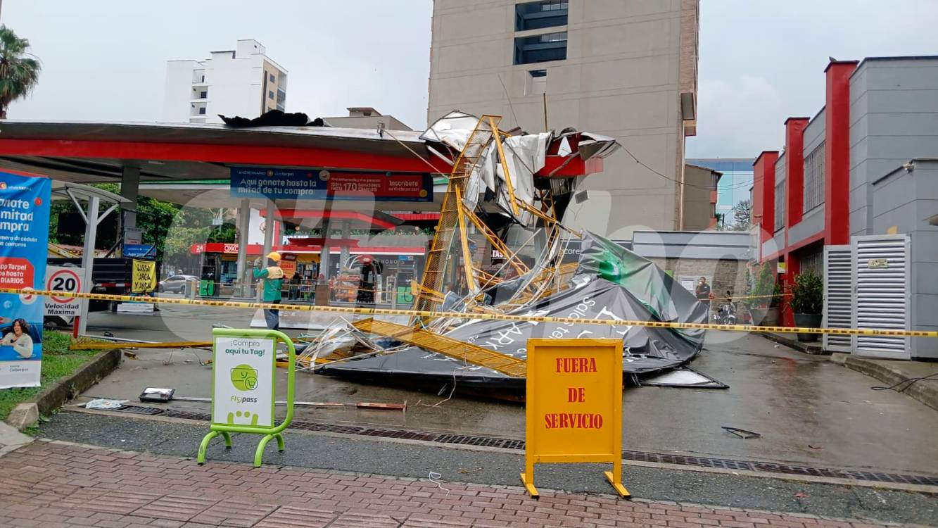 Los fuertes vientos tumbaron una valla publicitaria ubicada en la avenida 80 con la calle 30A y al caer generó el colapso de parte de la cubierta de la estación de gasolina que hay allí. Bomberos y contratistas de la valla atendieron la situación. /FOTO: JENNIFER VILLAFAÑE