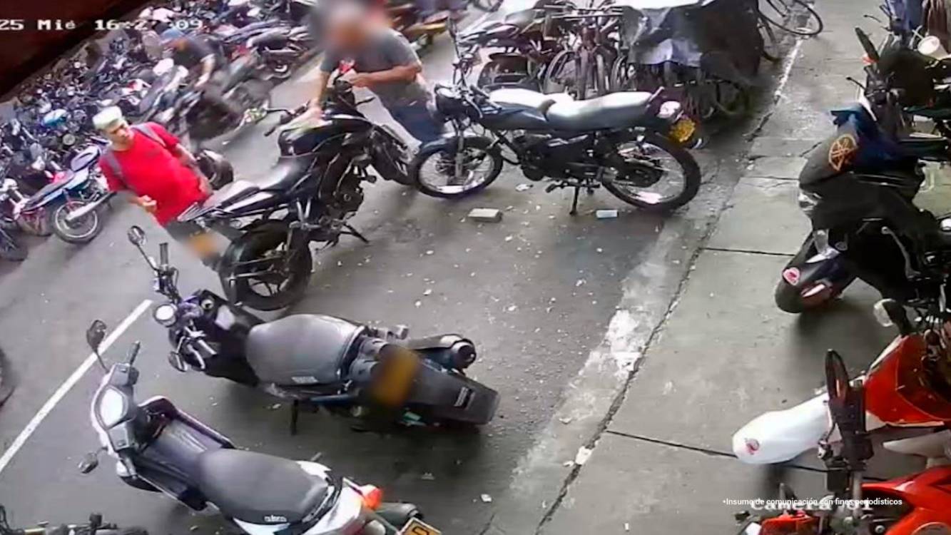 Estarlin Oswaldo Morgado Herrera cuando, al parecer, negociaba la moto utilizada para el homicidio. /FOTO: CORTESÍA