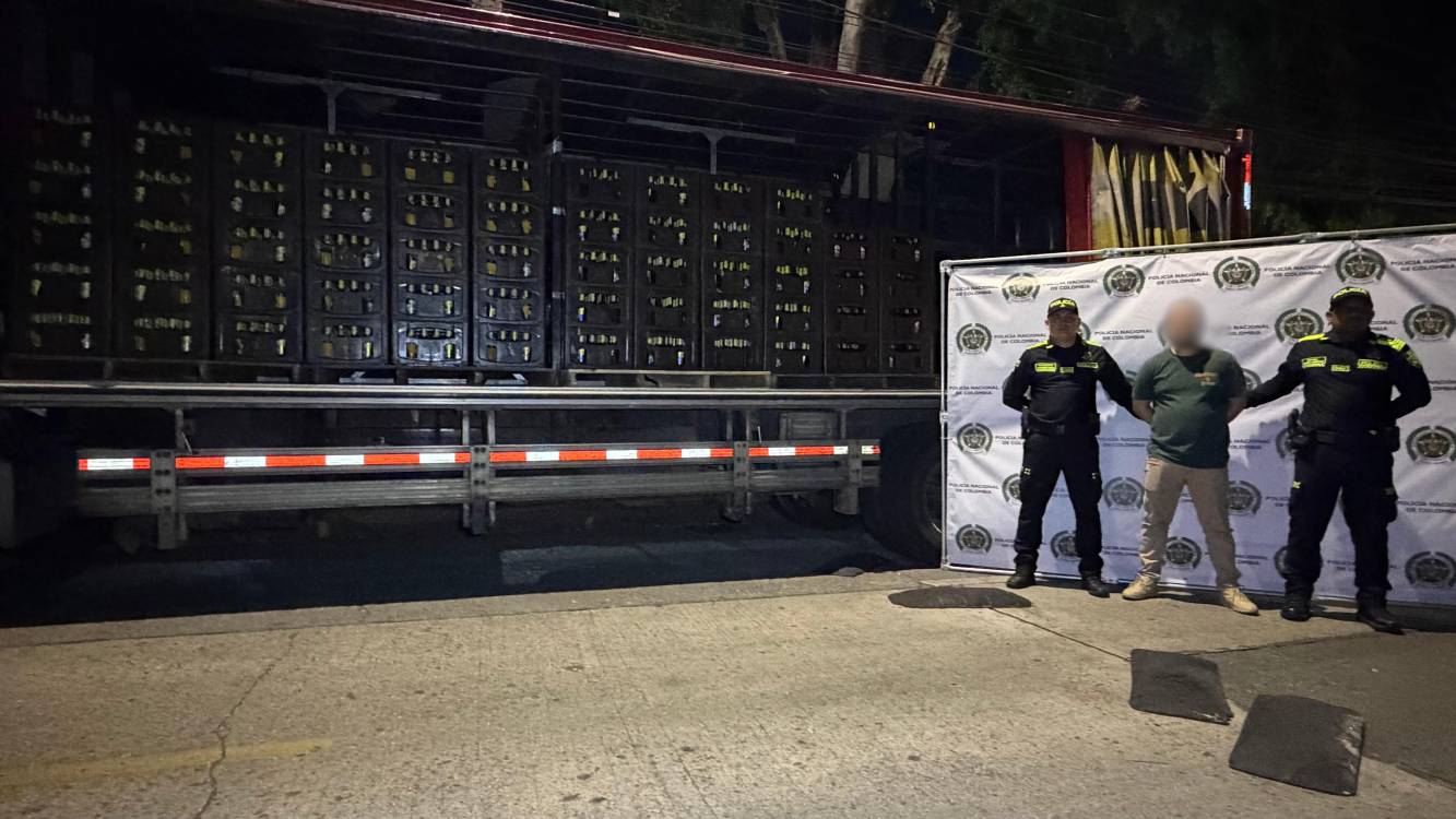 El vehículo en que iban a ser distribuidas con el capturado. FOTO: POLICÍA METROPOLITANA