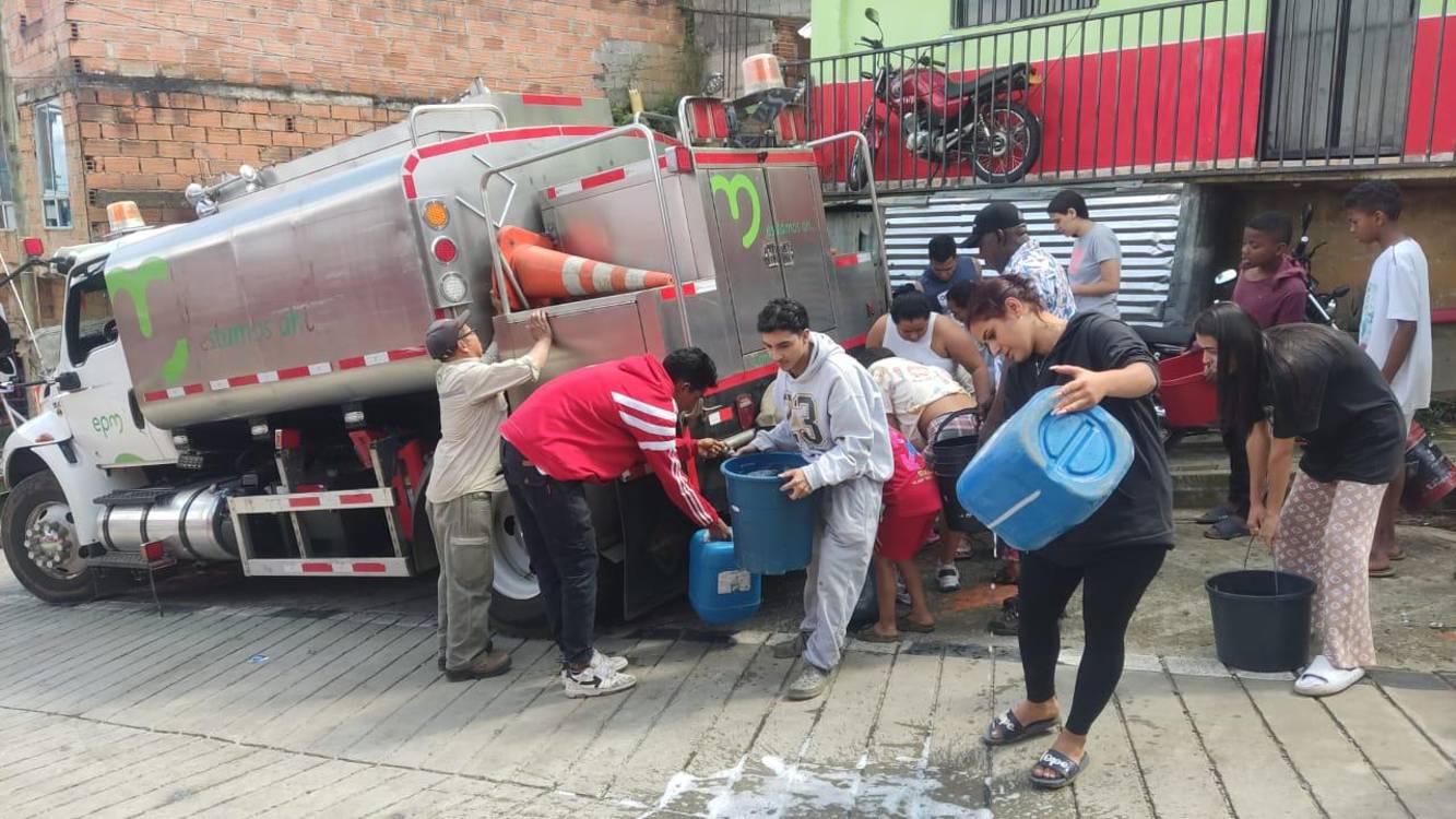 Carrotanque de EPM repartiendo agua para la comunidad afectada. <b><span class=mln_small-caps_mln>/FOTO: CORTESÍA</span></b>