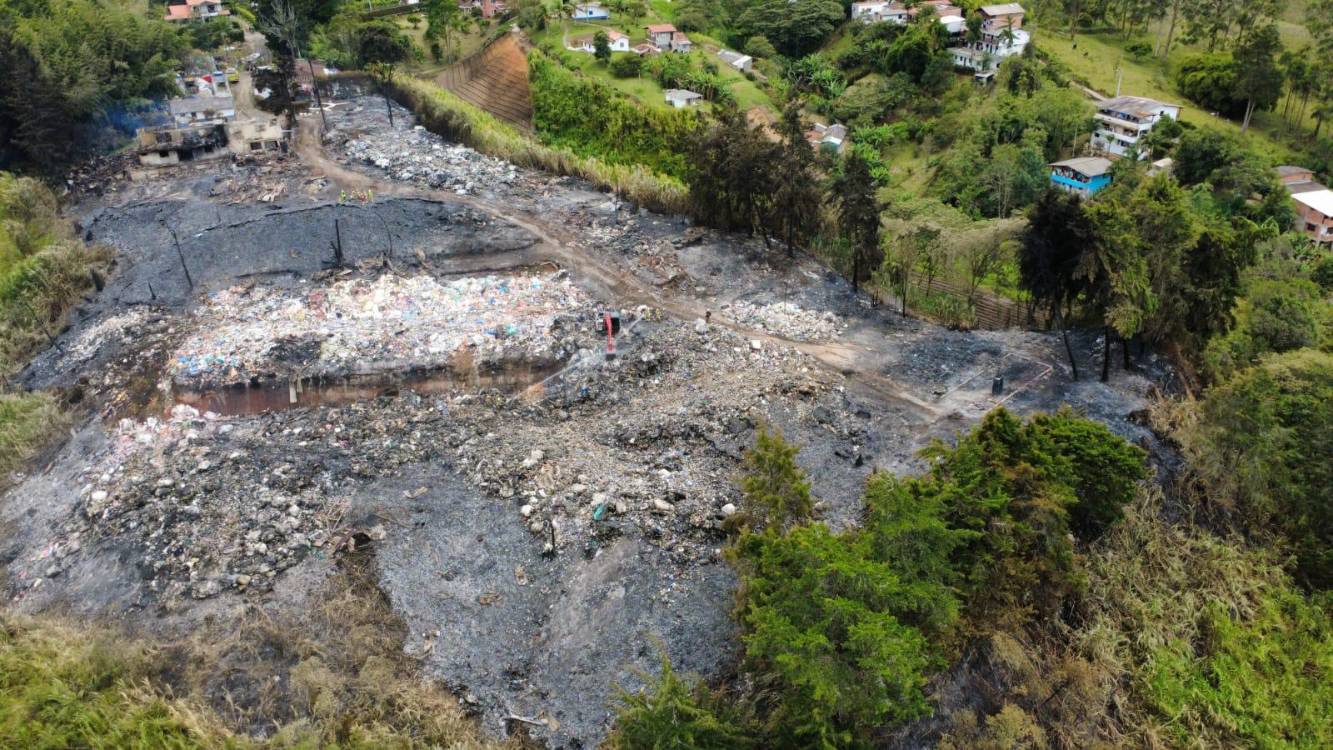 Así quedó el lugar después del incendio en la Fundación Botellas de Amor. FOTO: ALCALDÍA DE RIONEGRO