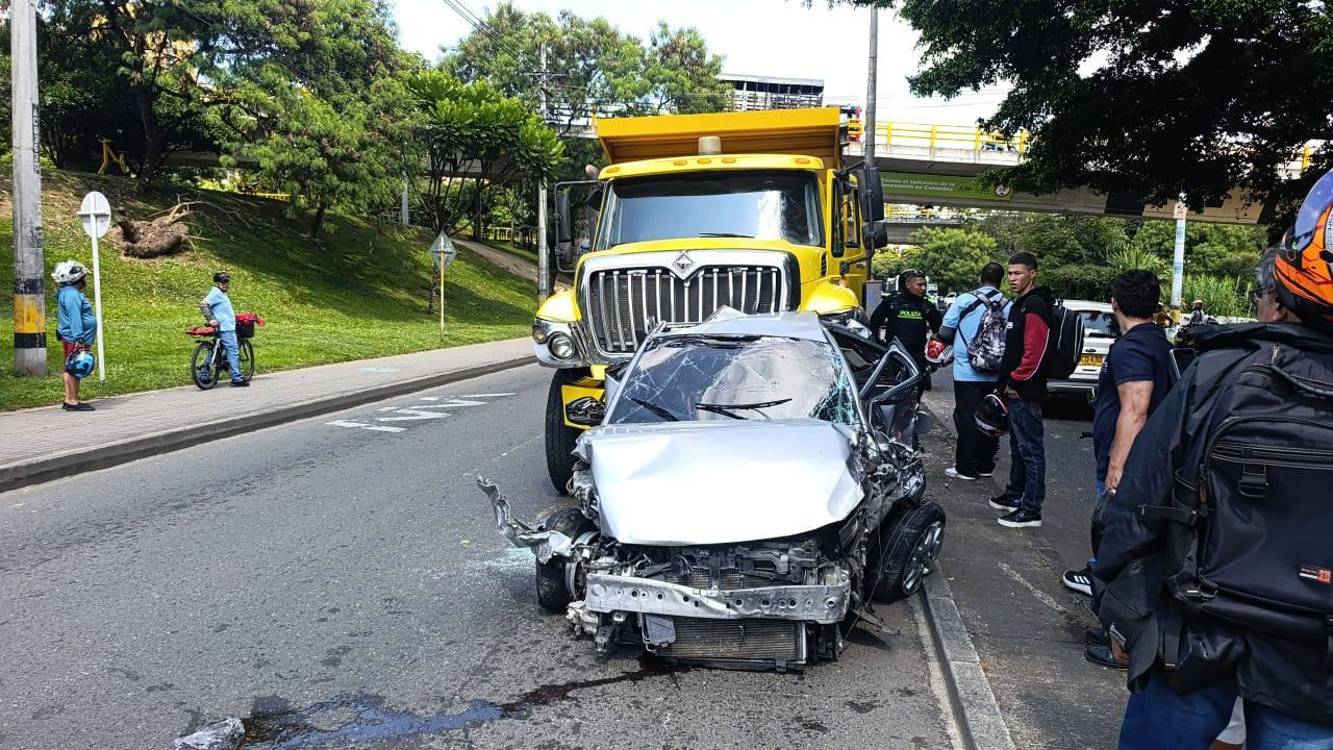 El incidente dejó, por lo menos, seis personas heridas y daños en 12 vehículos. FOTO: ALCALDÍA DE MEDELLÍN