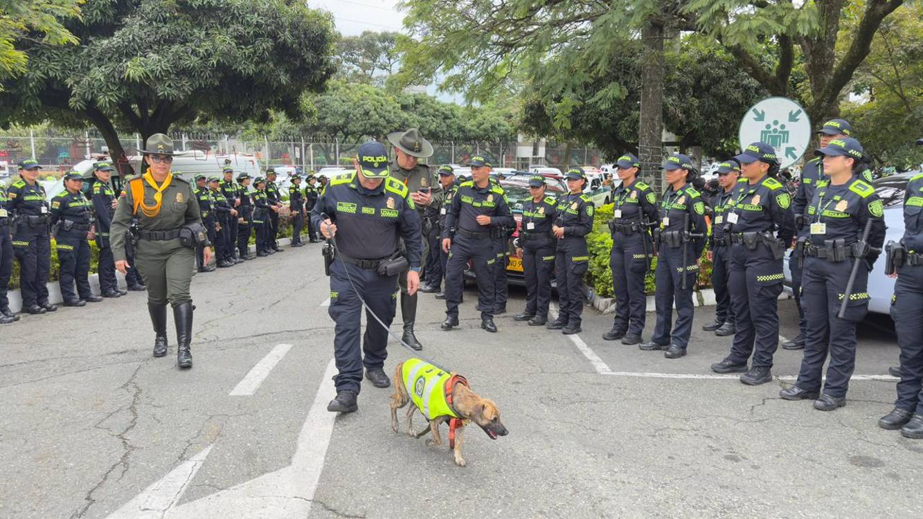 Quien lo lleva es el comandante Rico. Él lo presentó ante los uniformados. FOTO: CORTESÍA POLIANTIOQUIA