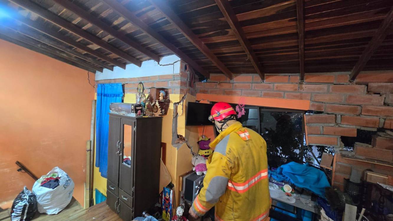 <span class=mln_uppercase_mln>Daño</span><b><span class=mln_uppercase_mln> estructural dentro de la vivienda. FOTO: CORTESÍA DENUNCIAS ANTIOQUIA</span></b>